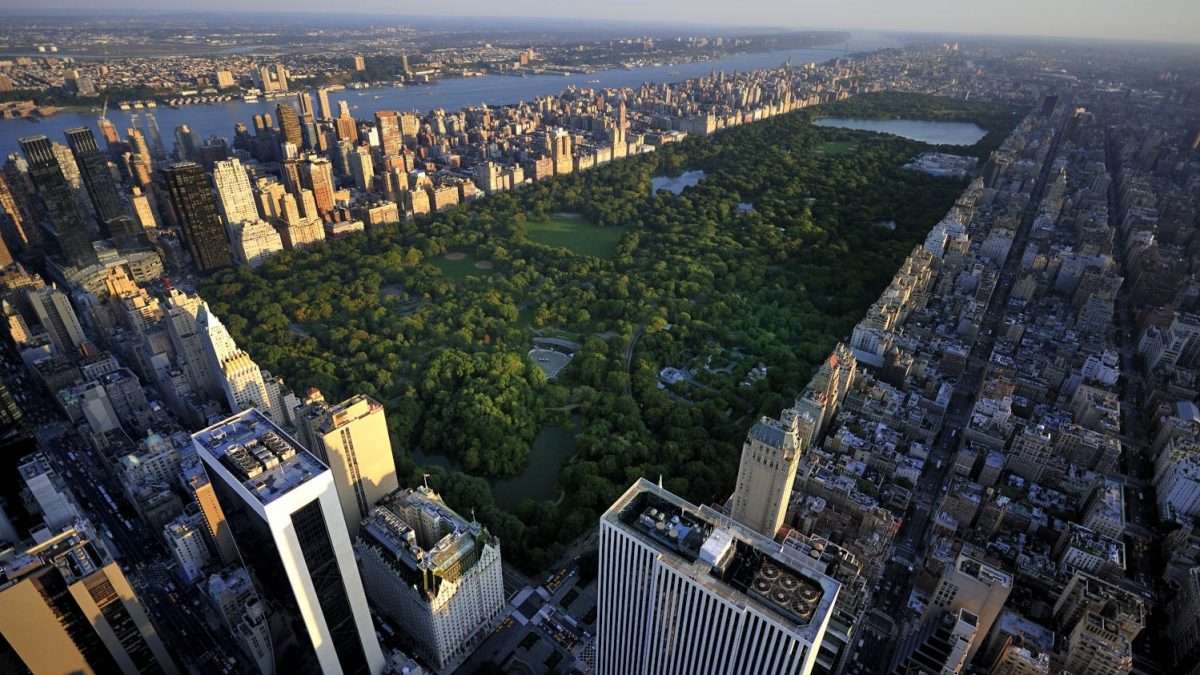 מבט על הסנטרל פארק מלמעלה עם בנייני העיר ניו יורק